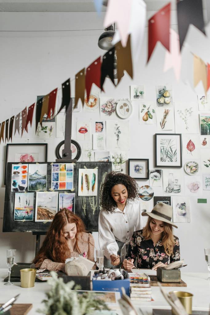 Faça bandeirinhas juninas para decorar sua festa