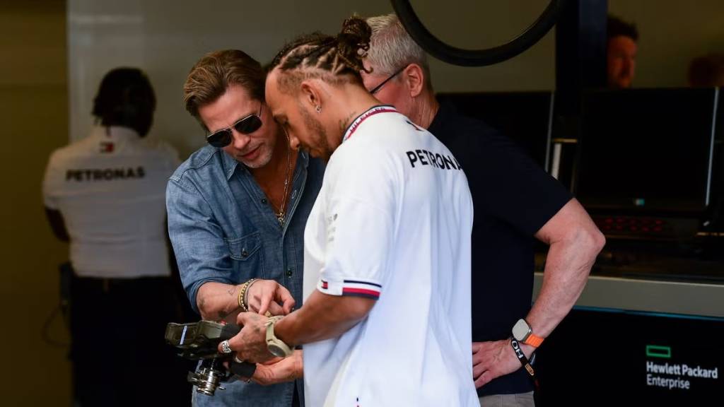 Brad Pitt e Lewis Hamilton juntos.