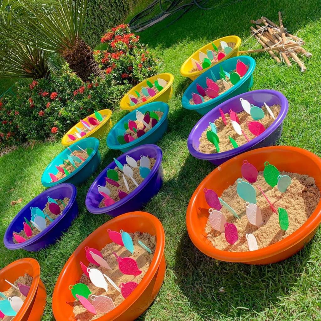 brincadeiras-festa-junina-pescaria Com bacia, areia, plástico ou papel, galhos, barbantes e imãs é possível montar a pescaria para a festa junina