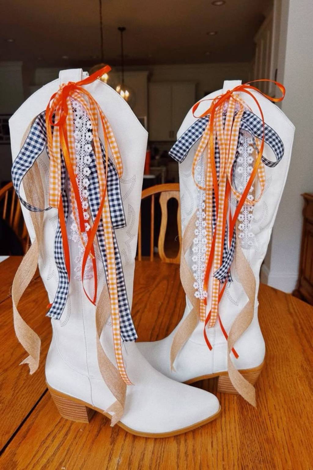 customização-junina (2) Imagem de botas brancas com fitas personalizadas para São João.