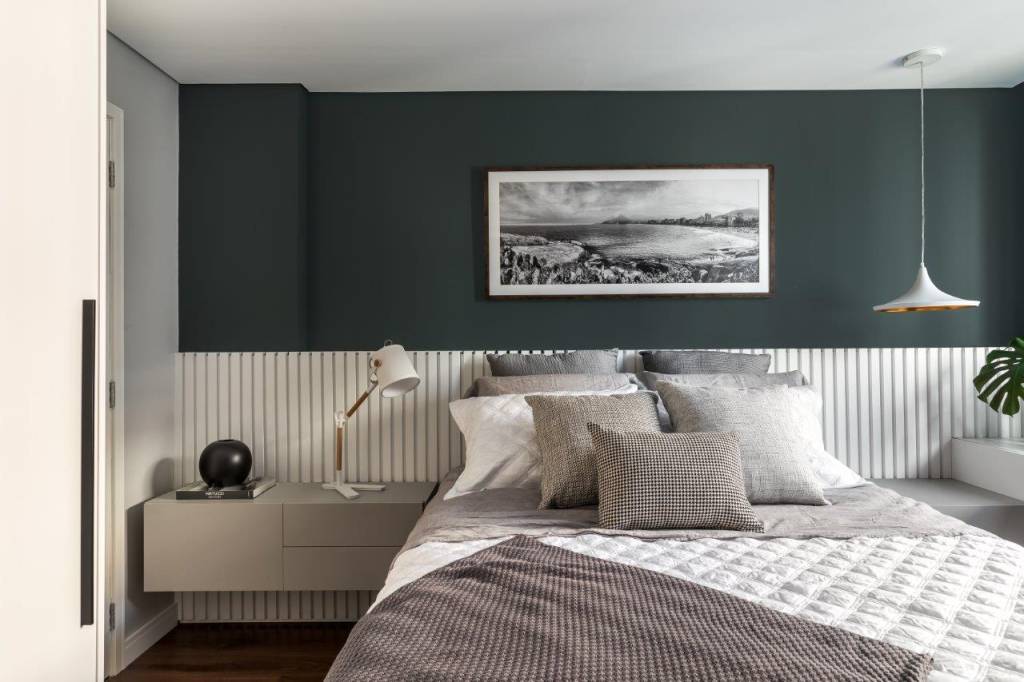decoracao-inverno-DC55A Arquitetura.ftEduardo Macarios Imagem de quarto com roupa de cama confortável em tons de cinza e azul.