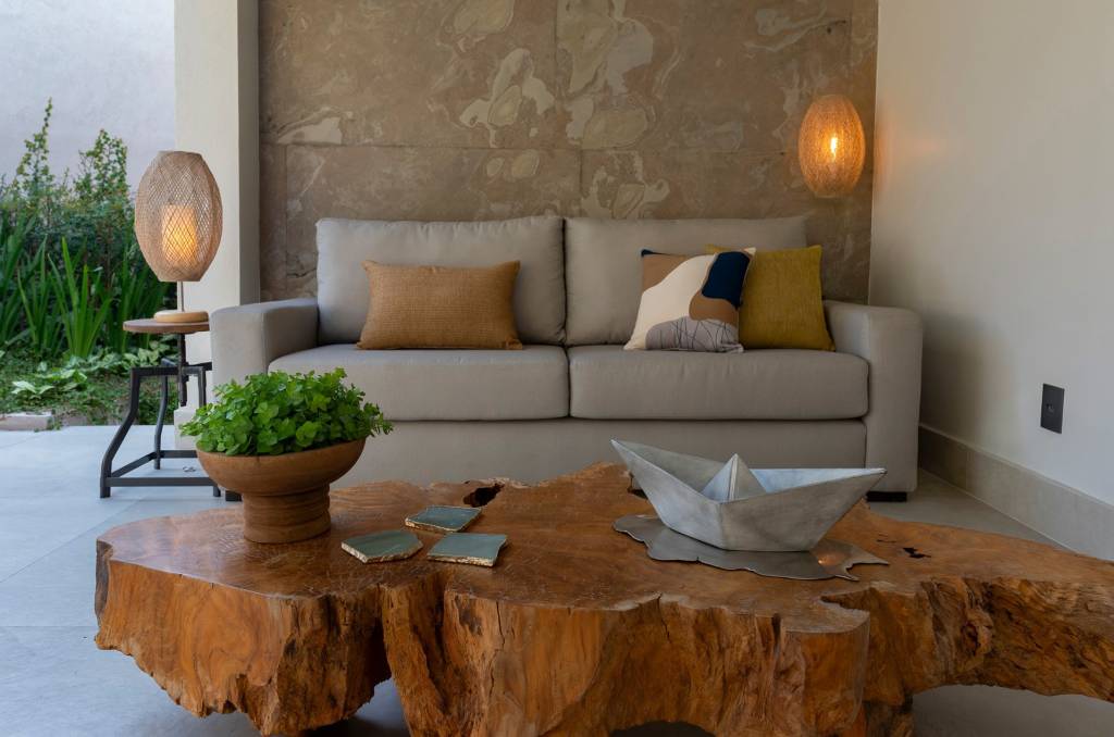 decoracao-inverno-arquiteta Gisele Bizzo-foto- Emerson Rodrigues Imagem de sofá com abajures em luz amarela aconchegante.