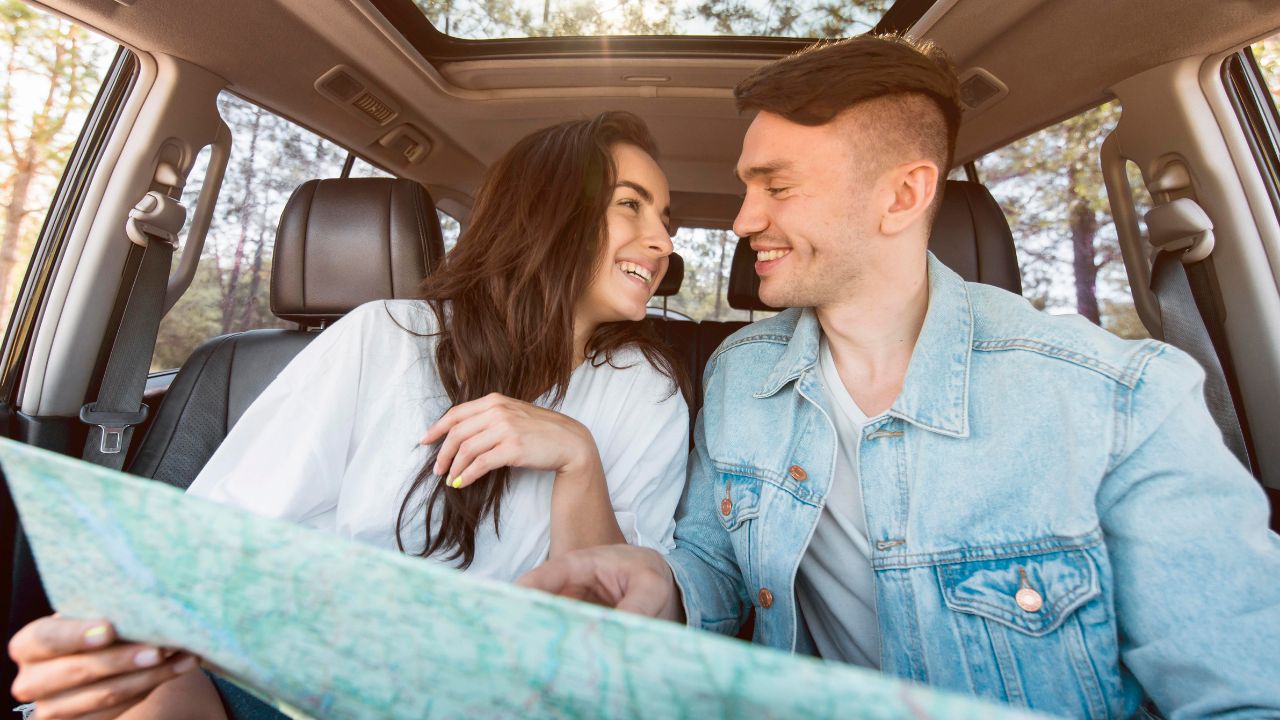 Imagem de casal indo viajar de carro no Dia dos Namorados