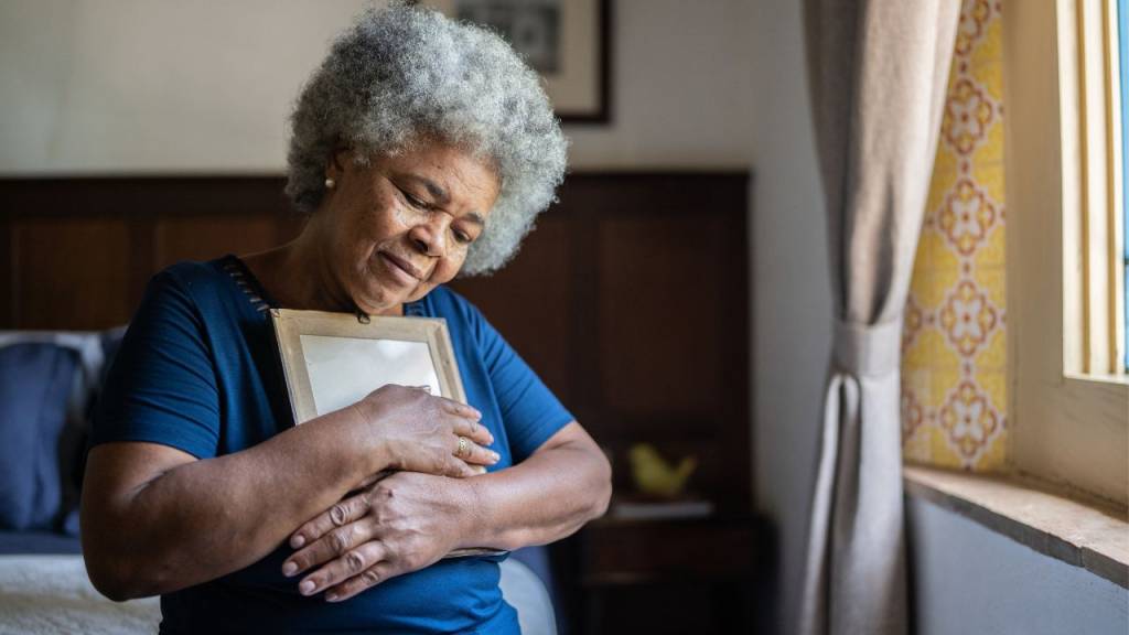Quando o amor vira saudade: como viver o luto no Dia dos Namorados, segundo psicóloga