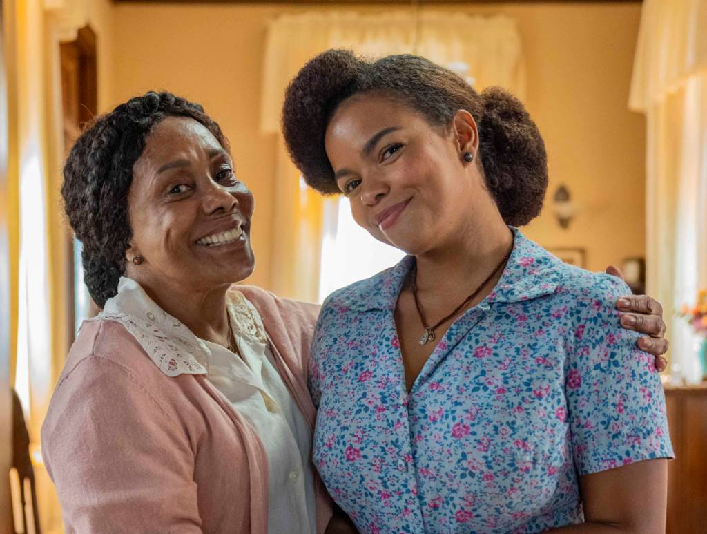 Manoela (Dhu Moraes) e Dita (Jeniffer Nascimento), de 