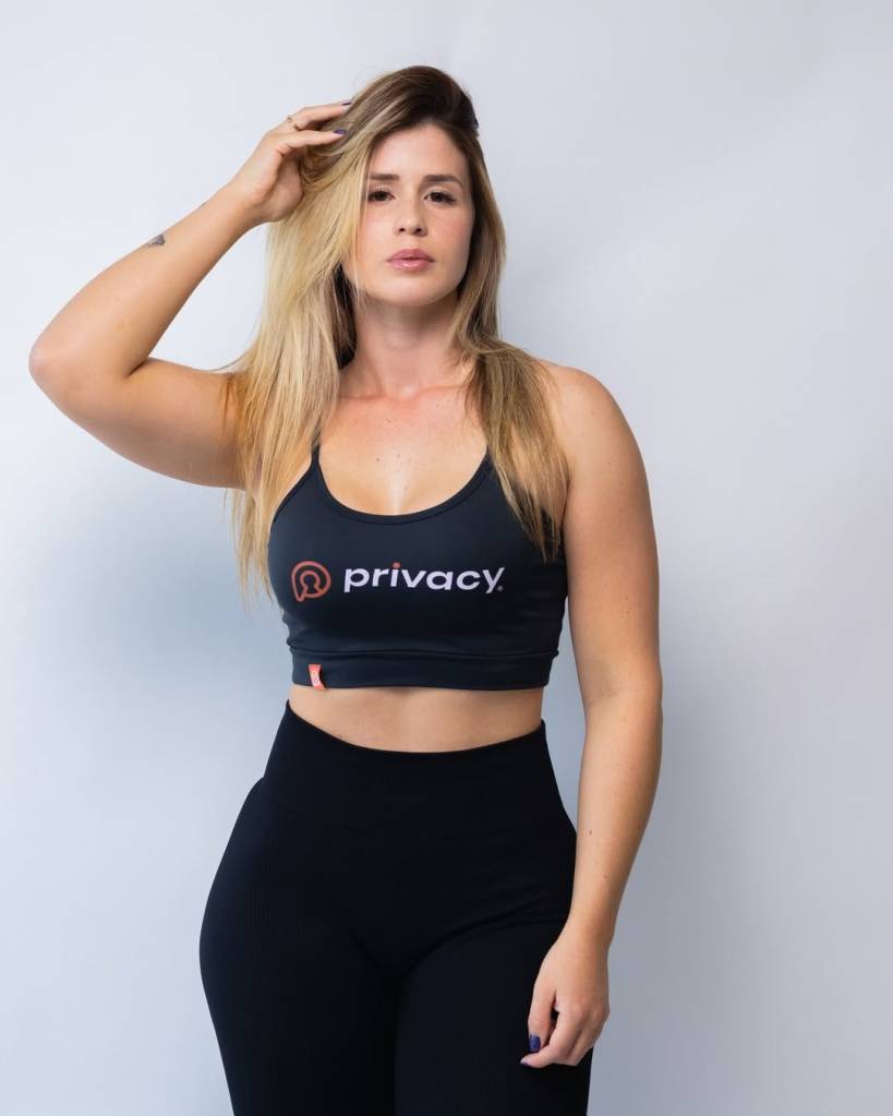 Aline Novak diz que o próximo fetiche que os fãs têm é que ela faça sexo com outra mulher