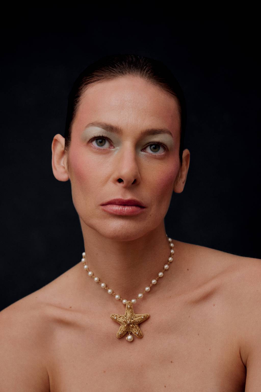 imagem vertical_beleza dior5 Imagem de mulher branca exibindo maquiagem delicada e feminina.