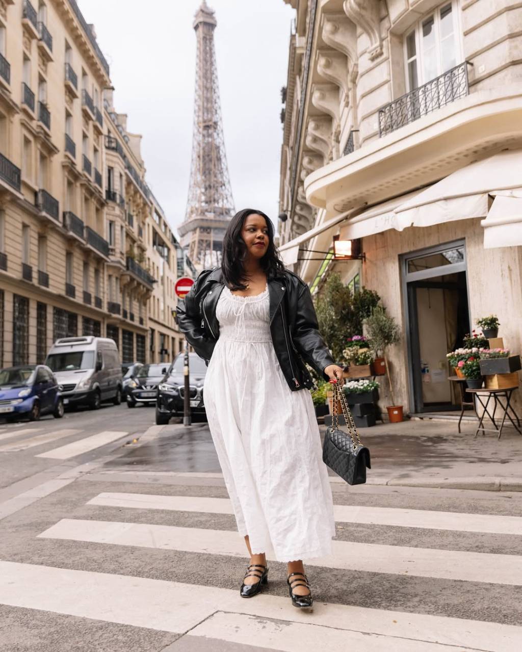 inspiracoes-looks-inverno-jaqueta-de-couro Look com jaqueta de couro e vestido branco
