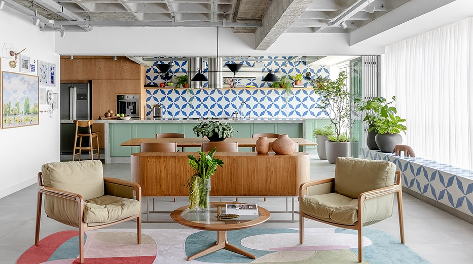 Ladrilho hidráulico vai da pia ao teto, não se limitando ao espaço de backsplash. Banco lateral até a sala tem o mesmo revestimento | Projeto assinado pelo escritório MG Arquitetura