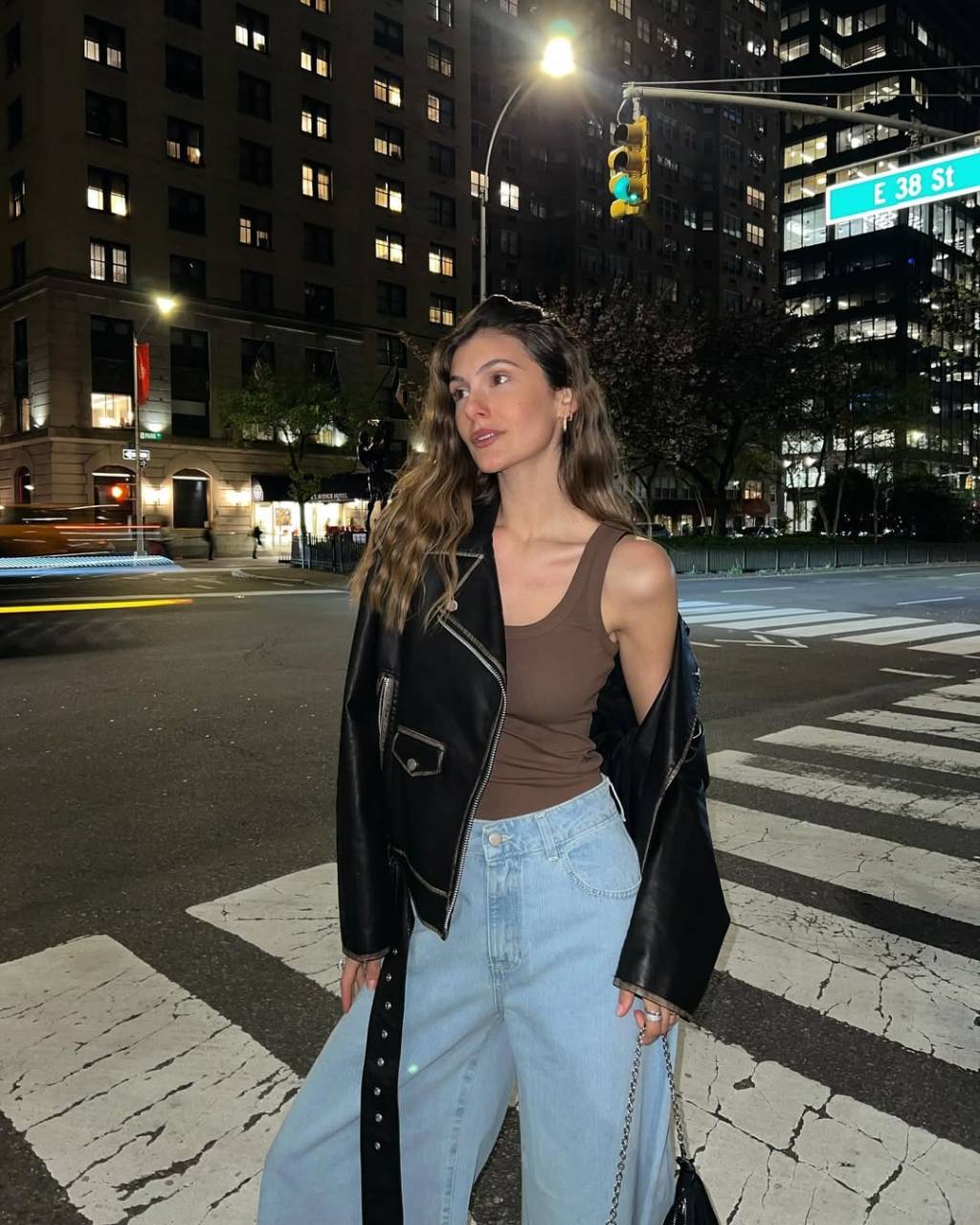look-com-jaqueta-de-couro-para-inverno Look noturno com jaqueta de couro preta para usar no inverno