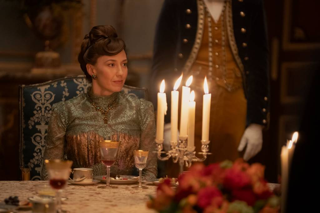 nova-temporada-The-Gilded-Age (3) Imagem de mulher em cena de jantar de época na série The Gilded Age