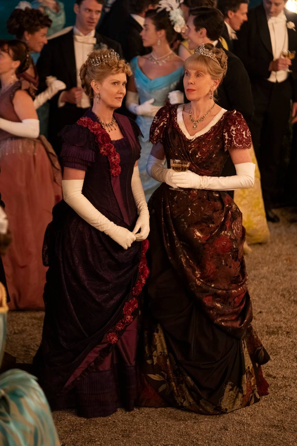 nova-temporada-The-Gilded-Age (4) Imagem de duas mulheres em um baile em série de época