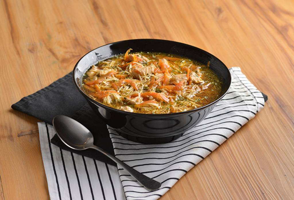 Sopa oriental com gengibre e cebolinha
