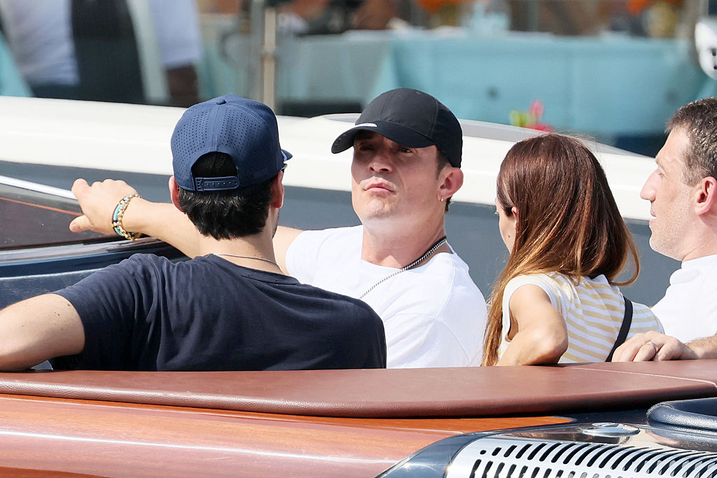 Orlando Bloom desacompanhado no casamento de Jeff Bezos, em Veneza.