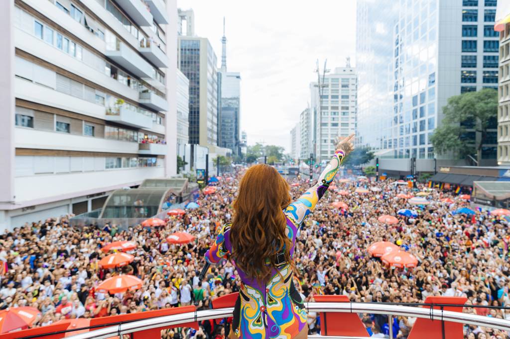 O tema da Parada deste ano teve três pilares: memória — resgatar pessoas que fizeram esse trabalho; resistência — nossa luta diária; e futuro — aquilo que queremos construir para que, ao envelhecer, tenhamos dignidade.