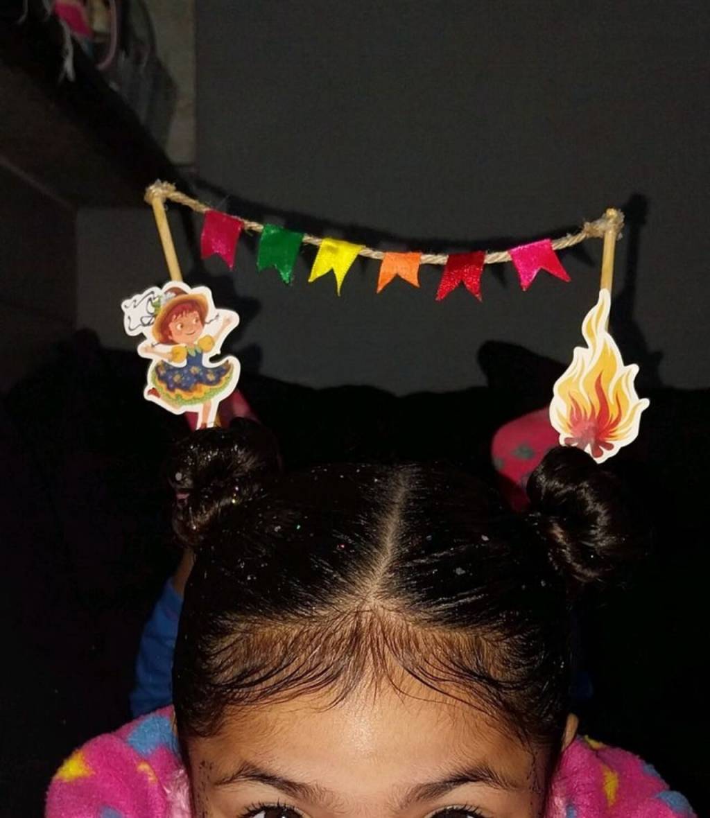 penteado-maluco-junino (11) Imagem de cabelo infantil feminino com penteado com bandeirinhas coloridas, personagem característica e fogueira.