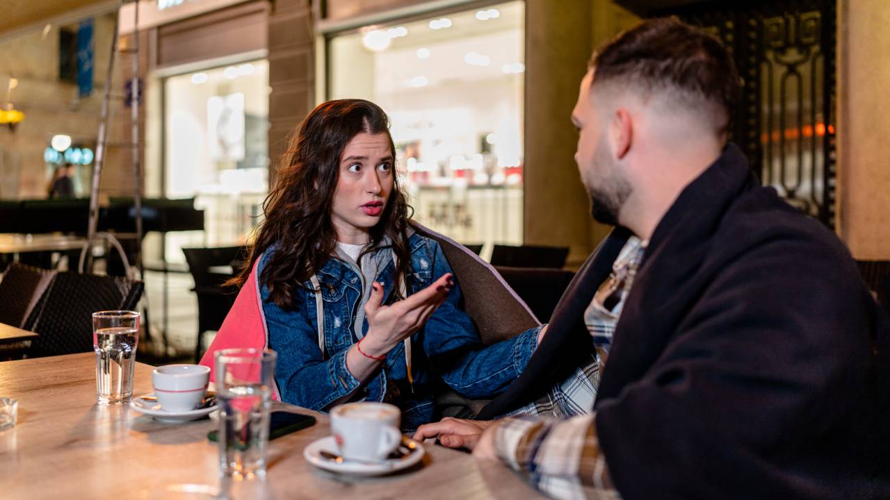 Casal em momento tenso, tendo um date romântico ruim.