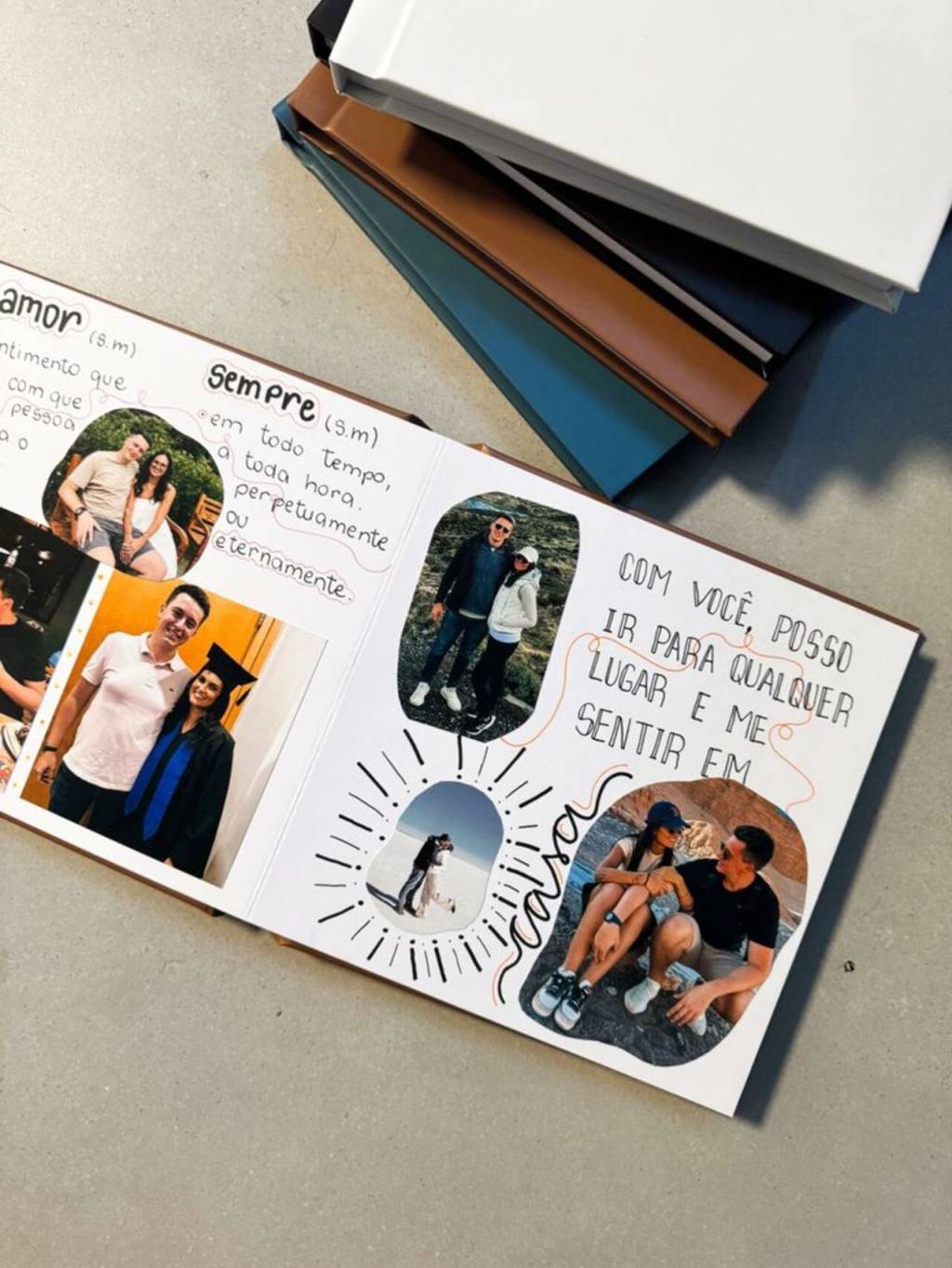 presentes-dia-dos-namorados (2) Imagem de página de caderno com fotos de casal, ilustrações e frases românticas em lettering.