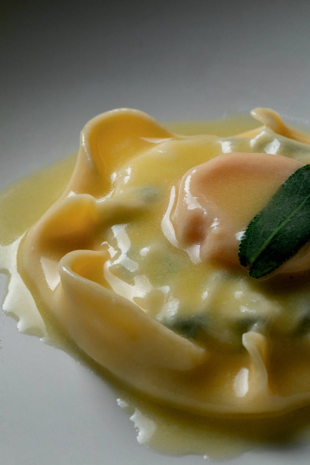 raviolo-de-gema-shihoma Receber Shihoma Pasta Fresca revista CLAUDIA