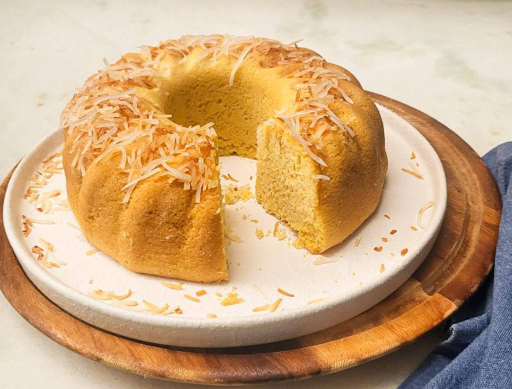 Bolo de Fubá com Coco