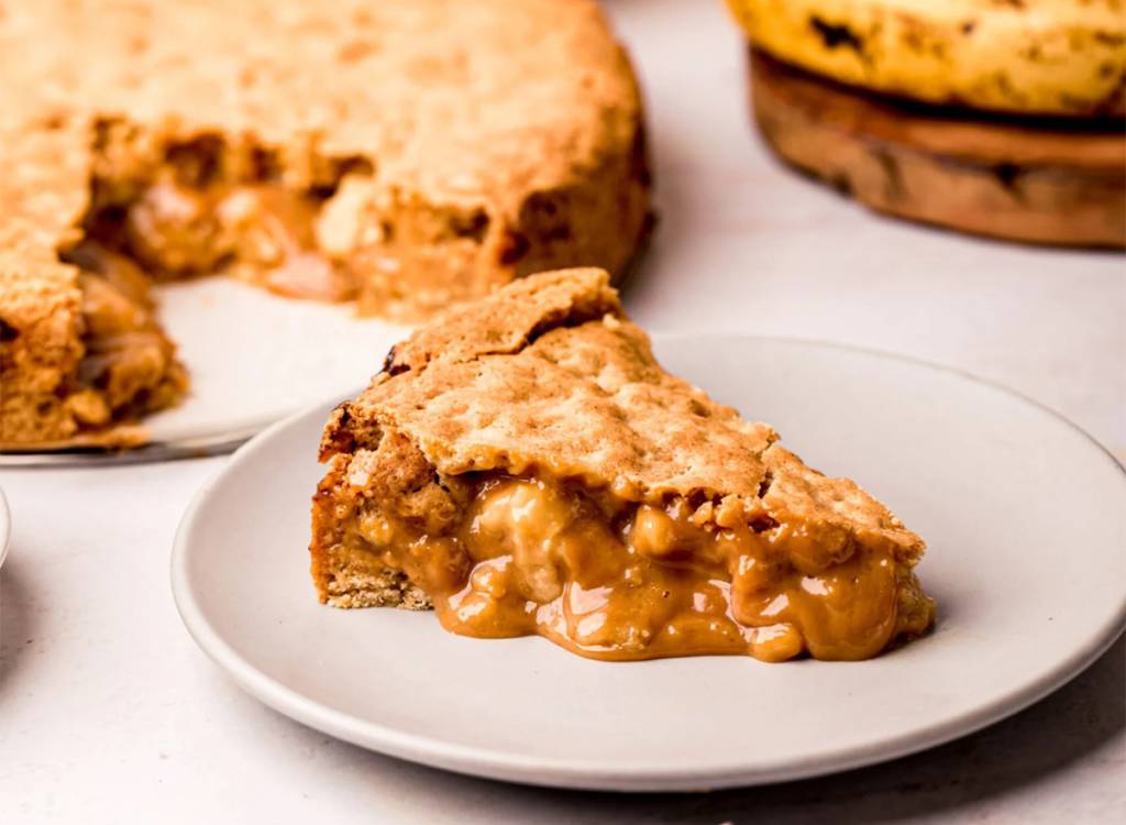 Torta Blondie, bem recheada de doce de leite, é uma sobremesa que foge do convencional