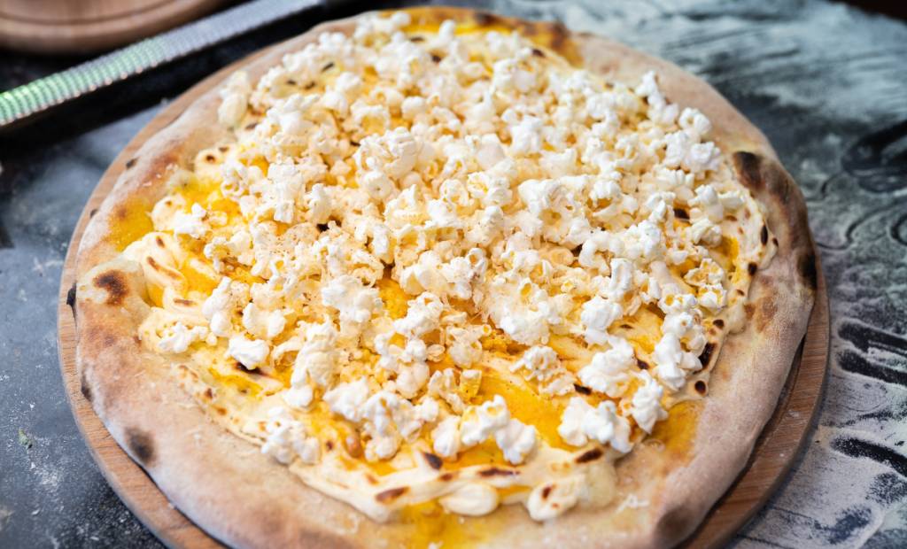 receitas-festa-junina-diferentonas-pizza-de-pipoca Pizza de pipoca e queijo cremoso surpreende na festa junina