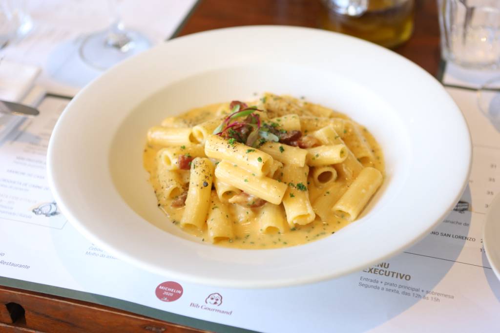 Rigatoni à Carbonara é fácil de preparar para o jantar do Dia dos Namorados