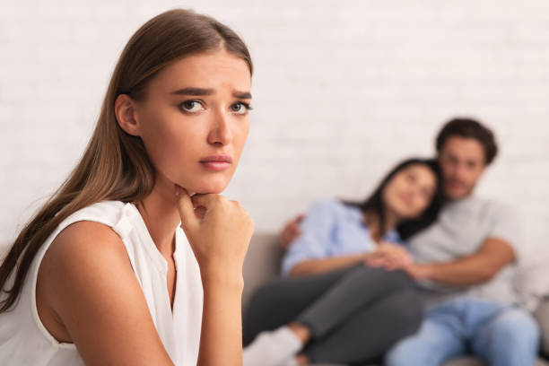 relacionamento-ex-de-amiga_1 Imagem de uma mulher triste e um casal abraçado ao fundo