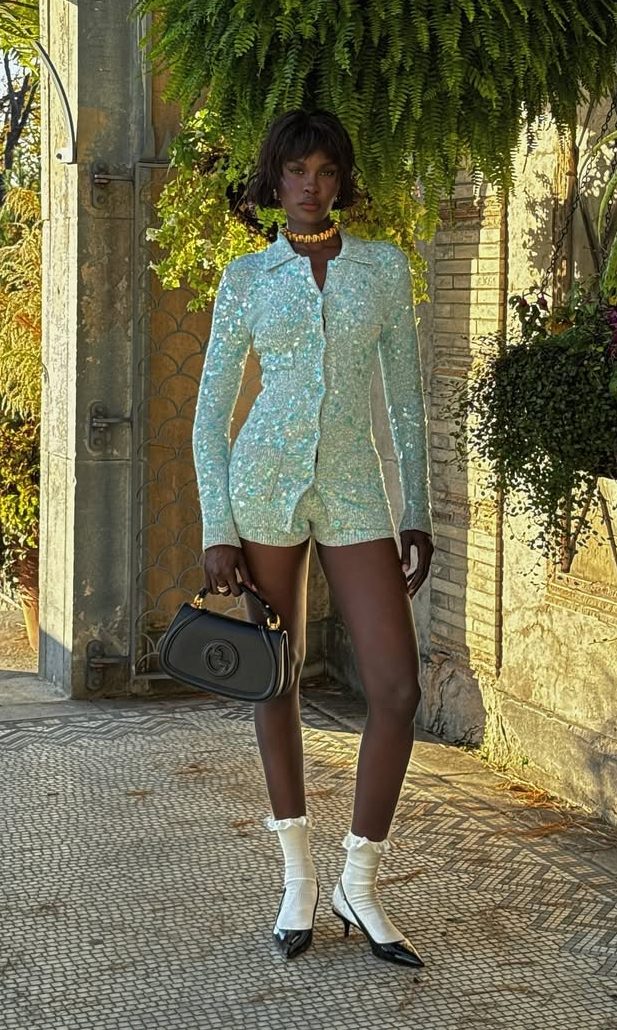 salto-com-meia A meia-calça preta é uma peça-chave para ter no guarda-roupa.
