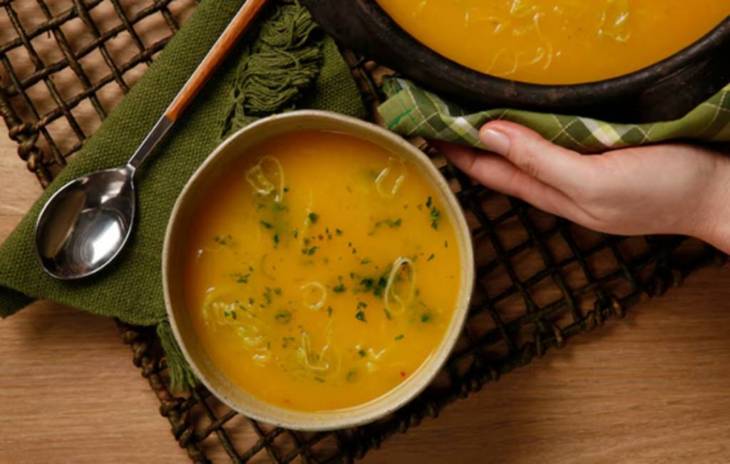 Sopa de mandioquinha e alho-poró