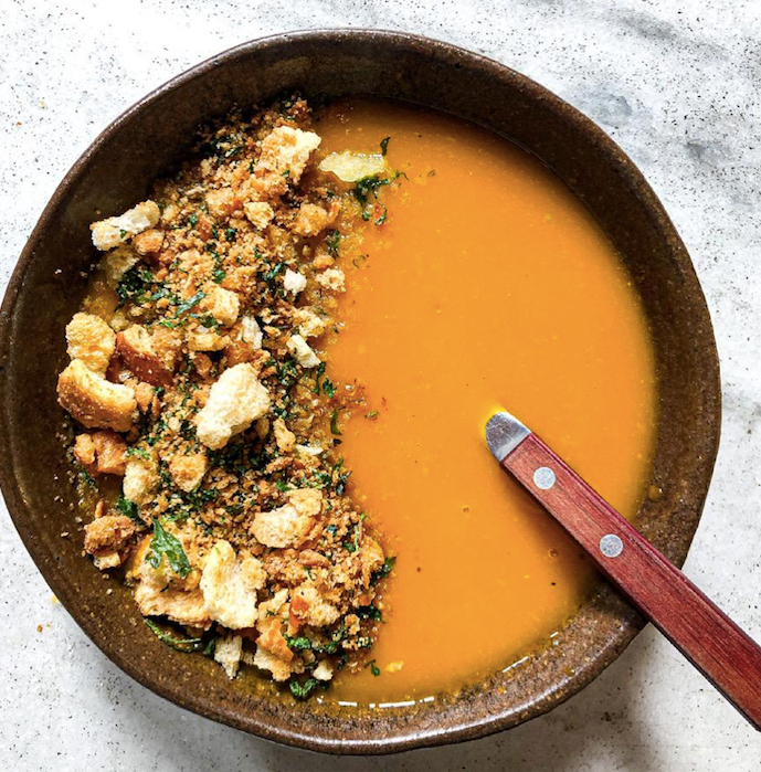 Sopa de abóbora com farofa de pão e alho