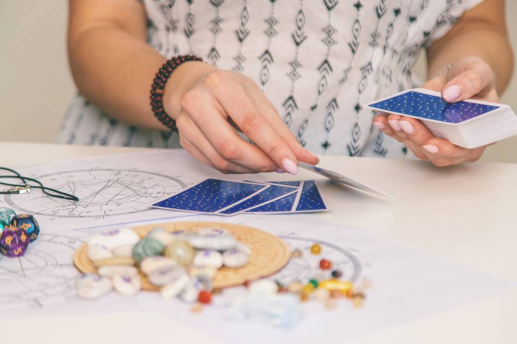 Tarô da semana (14 a 22/6): Seis de Ouros indica retorno do seu bom carma