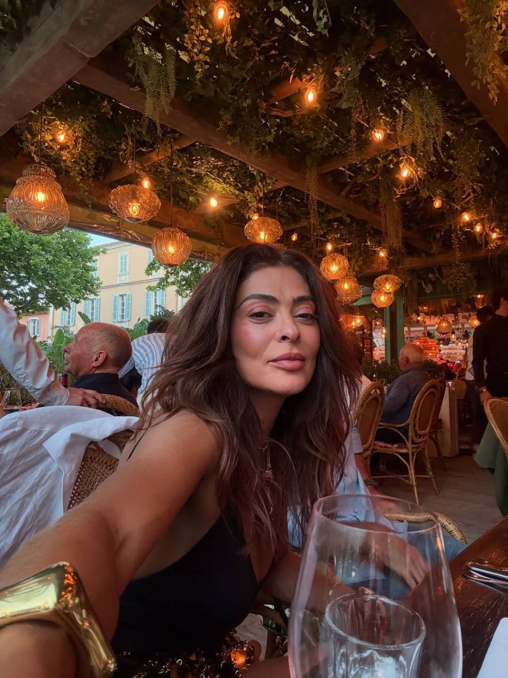 tons-inverno-cintra (9) Imagem mostra a atriz Juliana Paes com seus cabelos castanhos naturais.