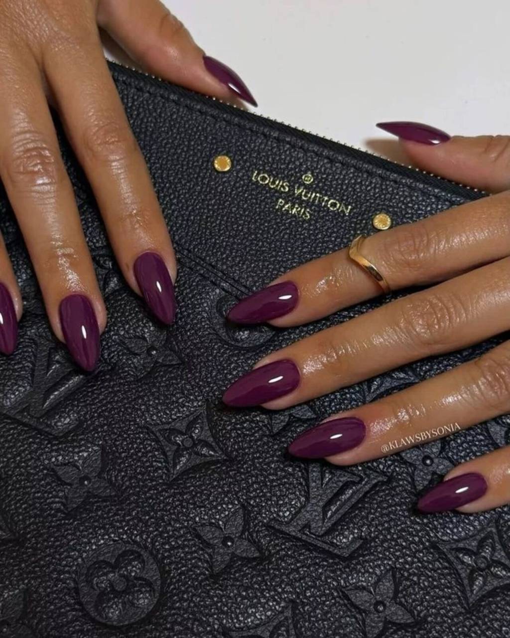 tons-unhas-inverno (1) Imagem de mão branca com unhas amendoadas com esmaltação roxo berinjela.