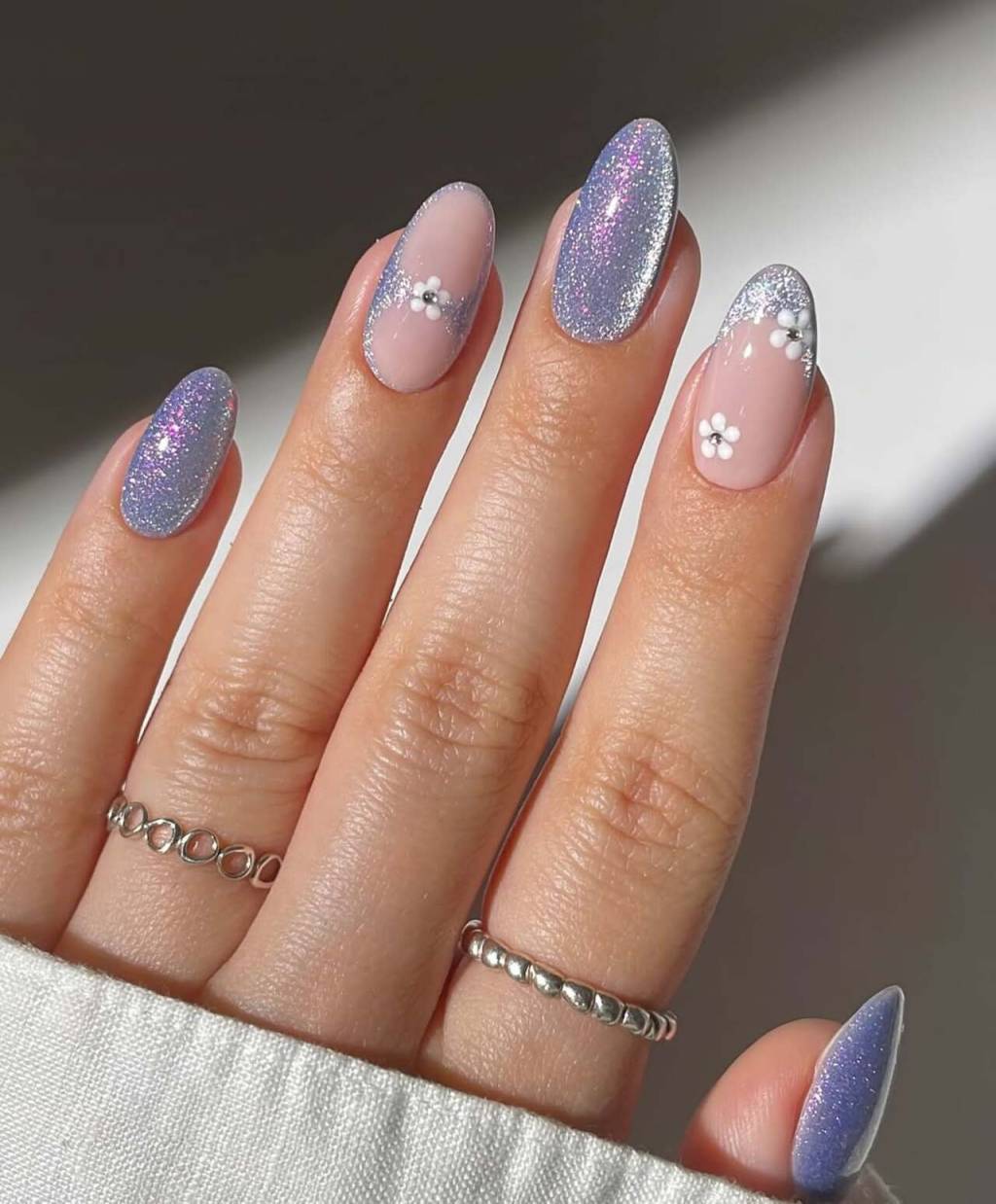 unhas-tematicas-inverno (4) Imagem de mão branca exibindo nail art azul temática para o inverno.