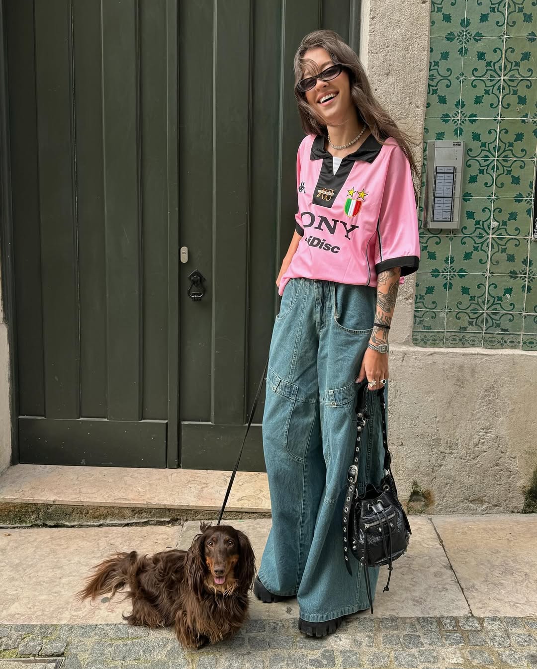A camisa de time &eacute; a pe&ccedil;a-chave para elevar seu look casual