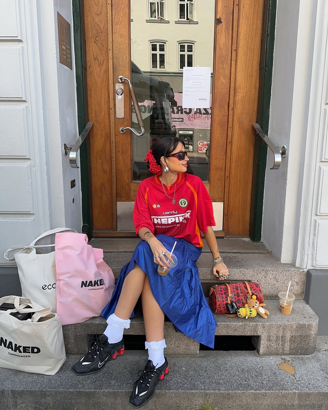 Ouse com uma camisa de time e pe&ccedil;a colorida para um visual divertido