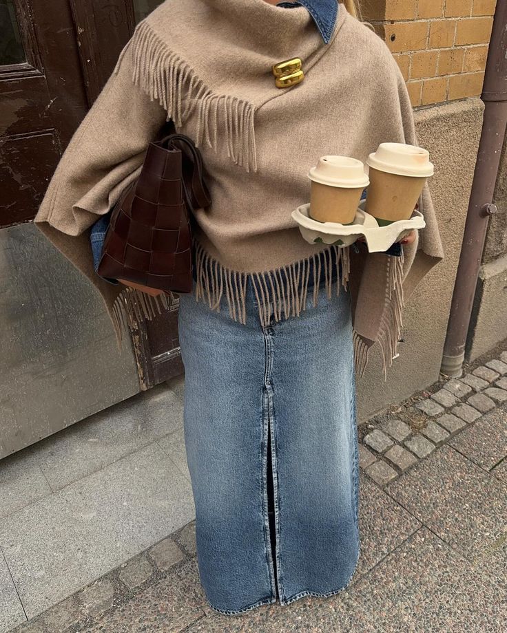 Look com poncho e saia jeans para dias frios