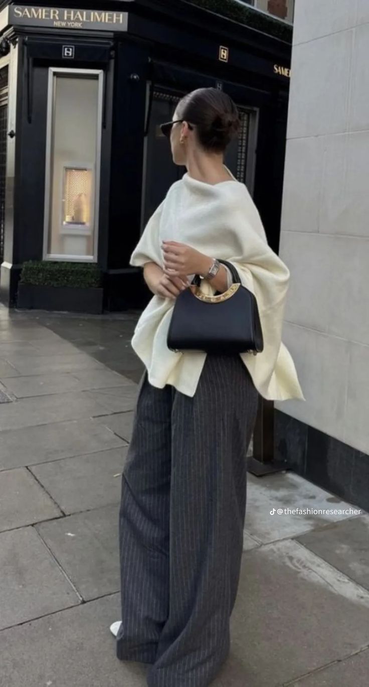 Look elegante com poncho bege e cal&ccedil;a reta