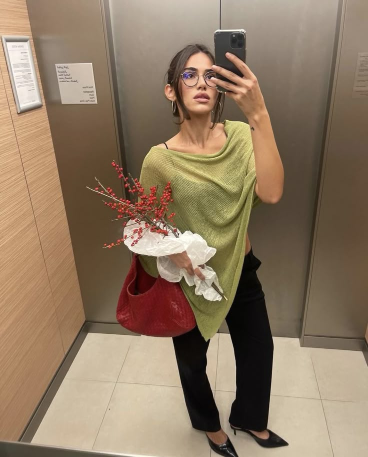 Look noturno com poncho e botas