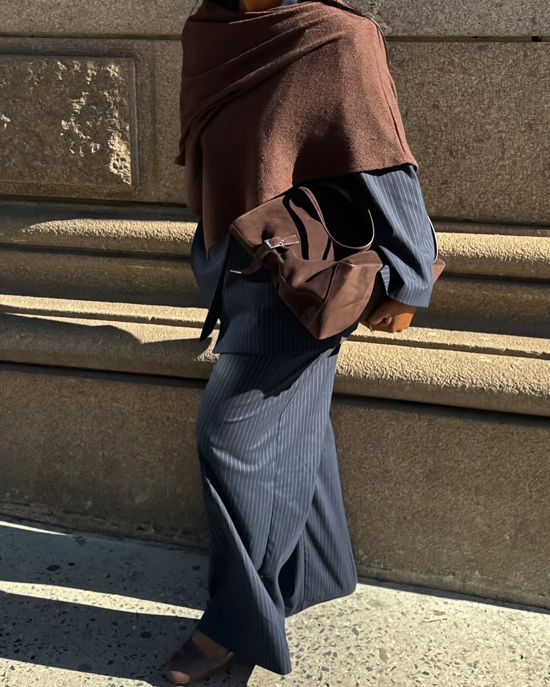 Look urbano com poncho e cal&ccedil;a flare