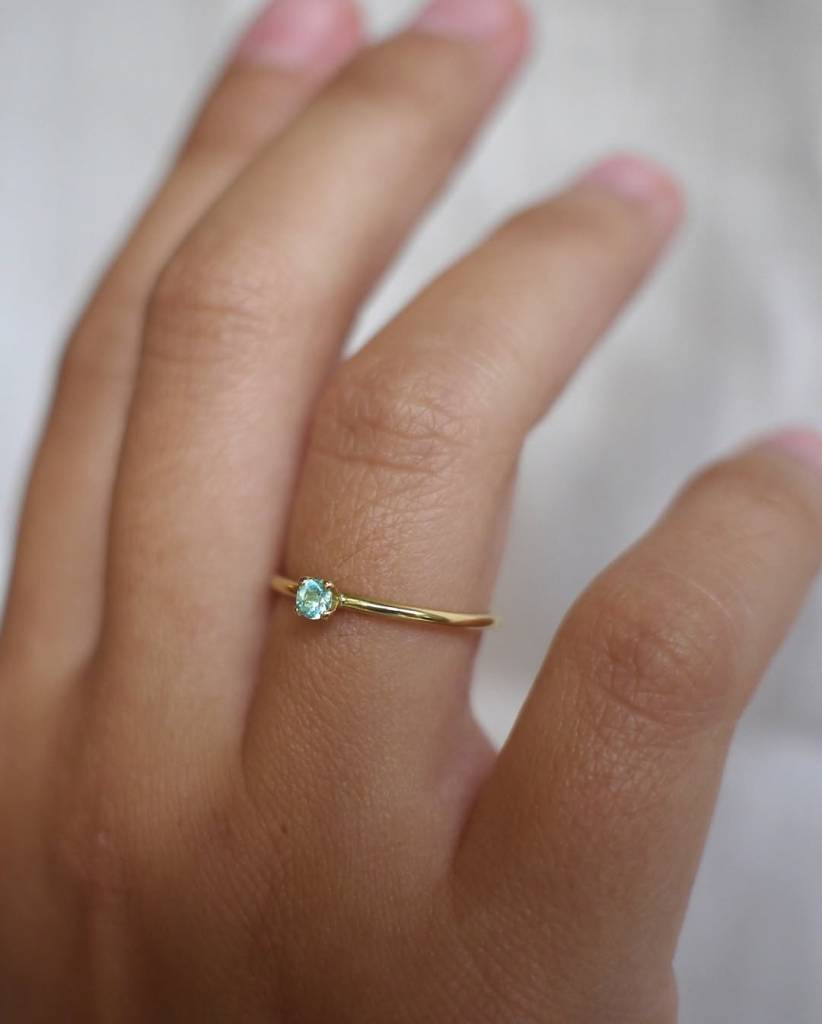 Nesse passo, tenha em conta não só o gosto pessoal, mas também a rotina. Quem trabalha com as mãos, por exemplo, pode escolher materiais resistentes a riscos.