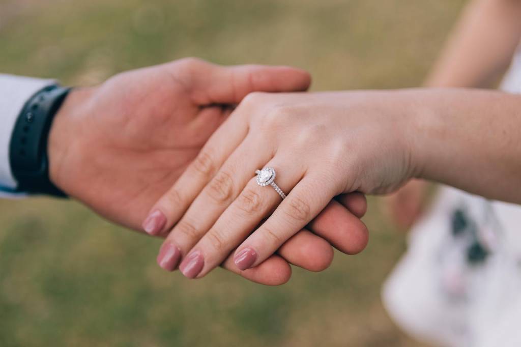 Guia prático para escolher a aliança de casamento perfeita