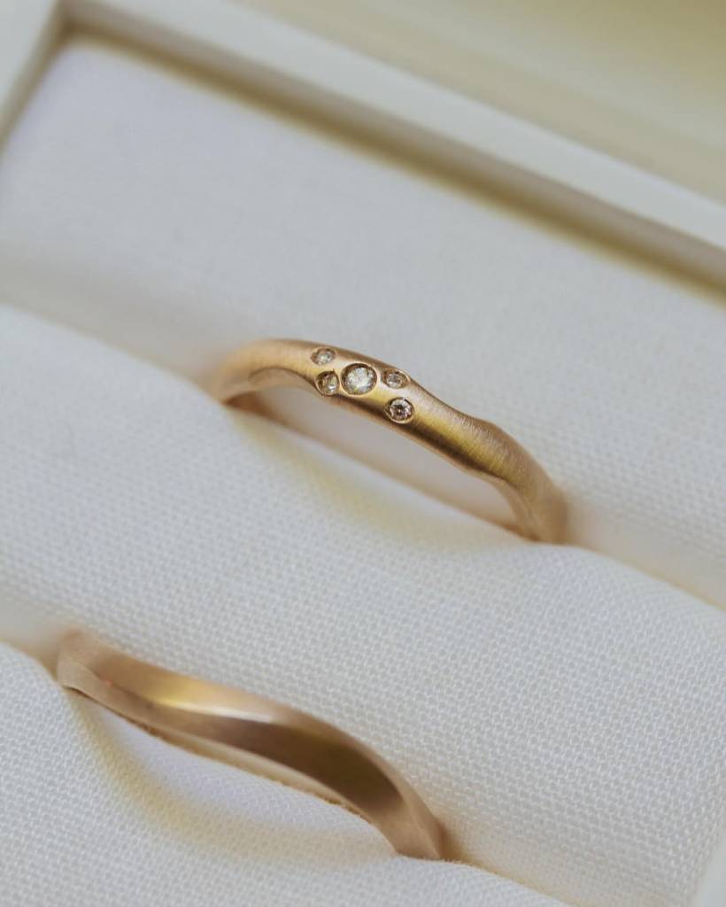 Estas alianças, da Diana Córdoba Design, têm brilhantes