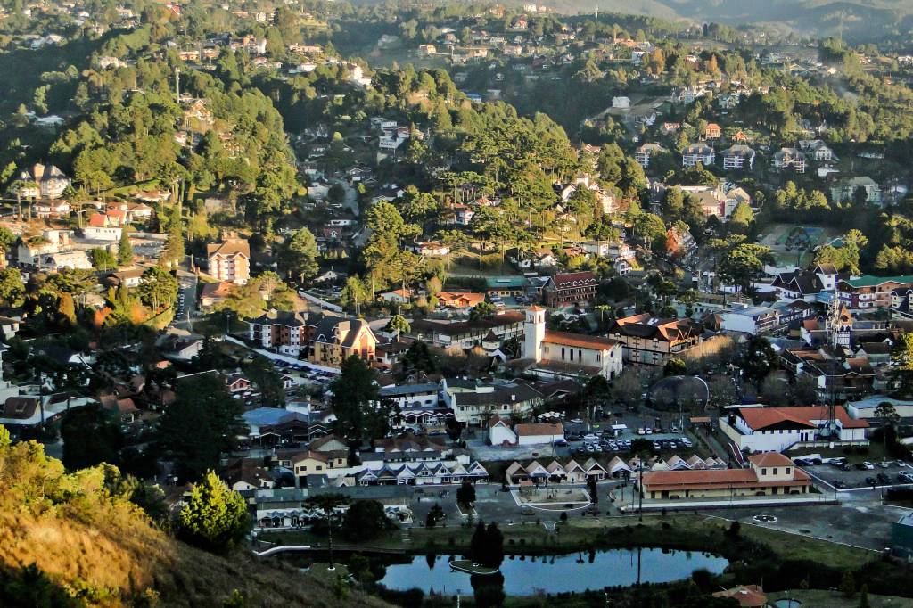 Campos do Jordão Popularmente conhecida como a “Suíça brasileira”, este é um dos destinos mais populares do inverno paulista. O local conta com um centro turístico que concentra boa parte das atrações: restaurantes charmosos, lojas de roupas e cafés deliciosos. Para quem quer explorar a natureza, há tours guiados pelos parques locais.