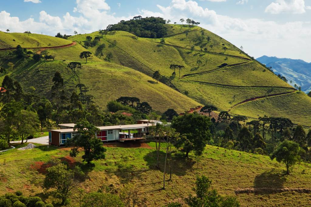 São Francisdo Xavier Esse distrito encantador fica na Serra da Mantiqueira e é acessível por ônibus. O trajeto é um pouco mais longo (cerca de 4h no total), mas compensa pela paz e beleza do local. Com clima de montanha e hospedagens acolhedoras, é ideal para quem busca descanso, trilhas leves, cachoeiras e paisagens naturais.