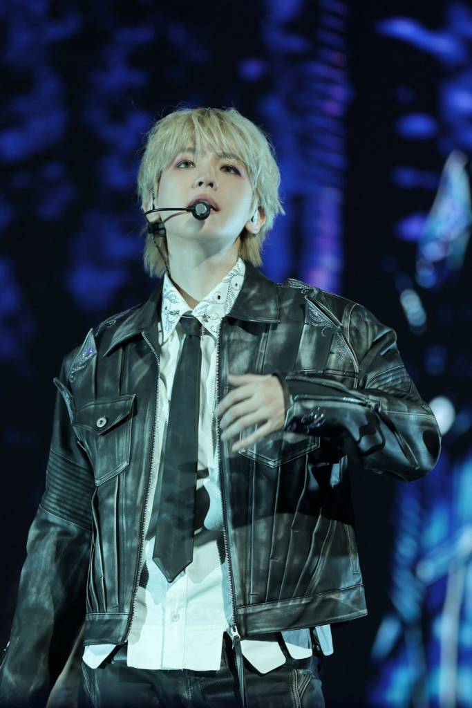 Baekhyun durante o primeiro ato da tour Reverie.