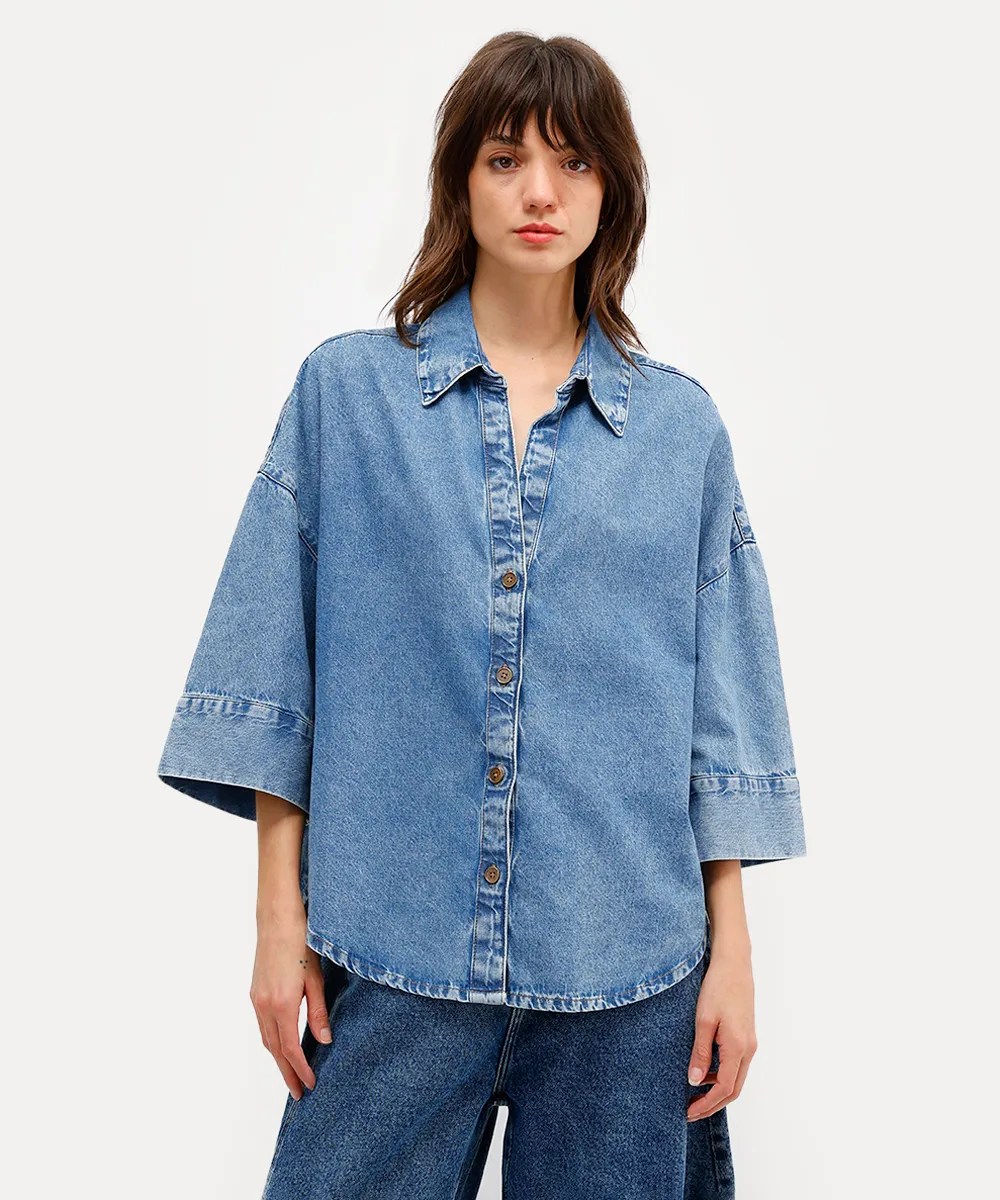 Camisa jeans soltinha com manga média