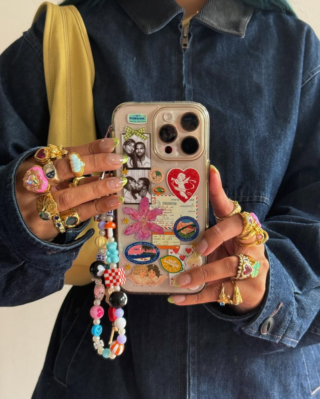 Look maximalista com capinha de celular