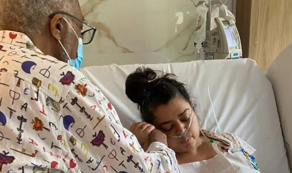 Gilberto Gil ao lado de Preta Gil durante tratamento contra câncer no hospital.
